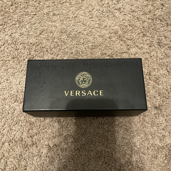 ♥️Like new Versace Sunnies♥️ - Picture 7 of 7